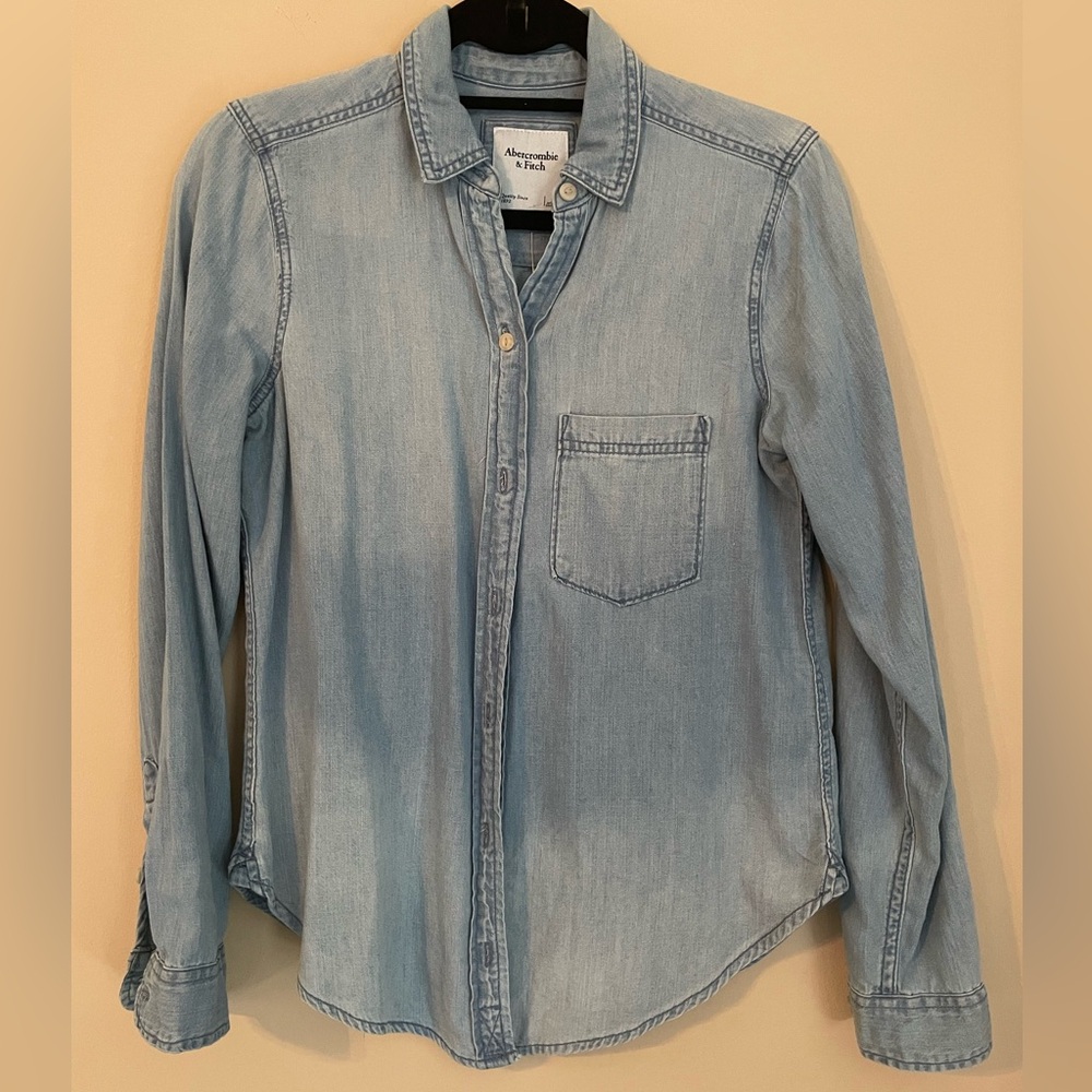 Abercrombie & Fitch women’s chambray shirt. NWT, Sz. Sm
